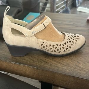 Jolene B4JOL04 brand new light taupe heeled shoe